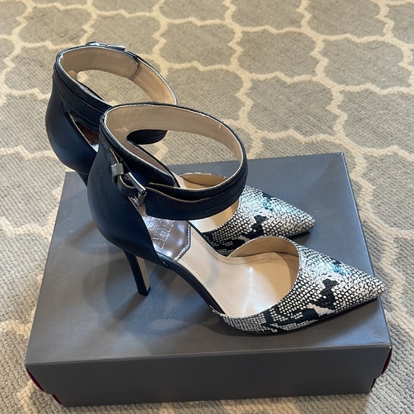 Vince Camuto Size 7 1/2 Heels - Picture 4 of 4